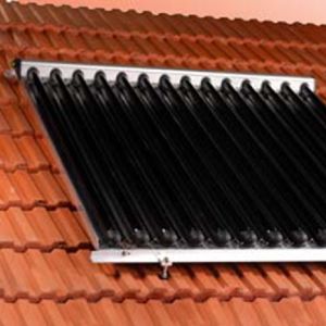 Mont debout sur toit en brique solaire
